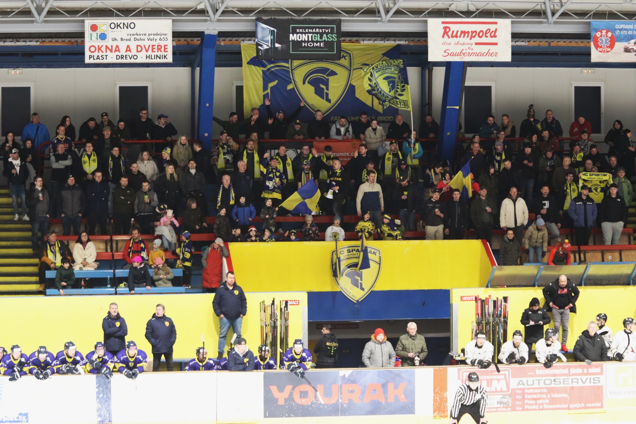 Hokejový stadion plný fanoušků